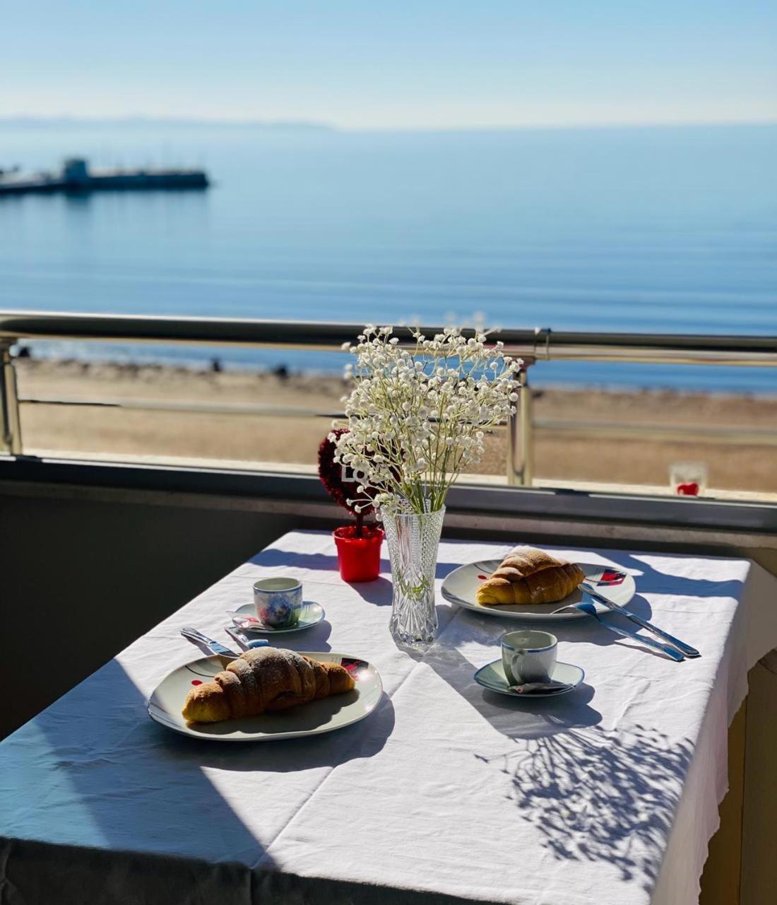 Cozy Beachfront Room Дуррес Экстерьер фото