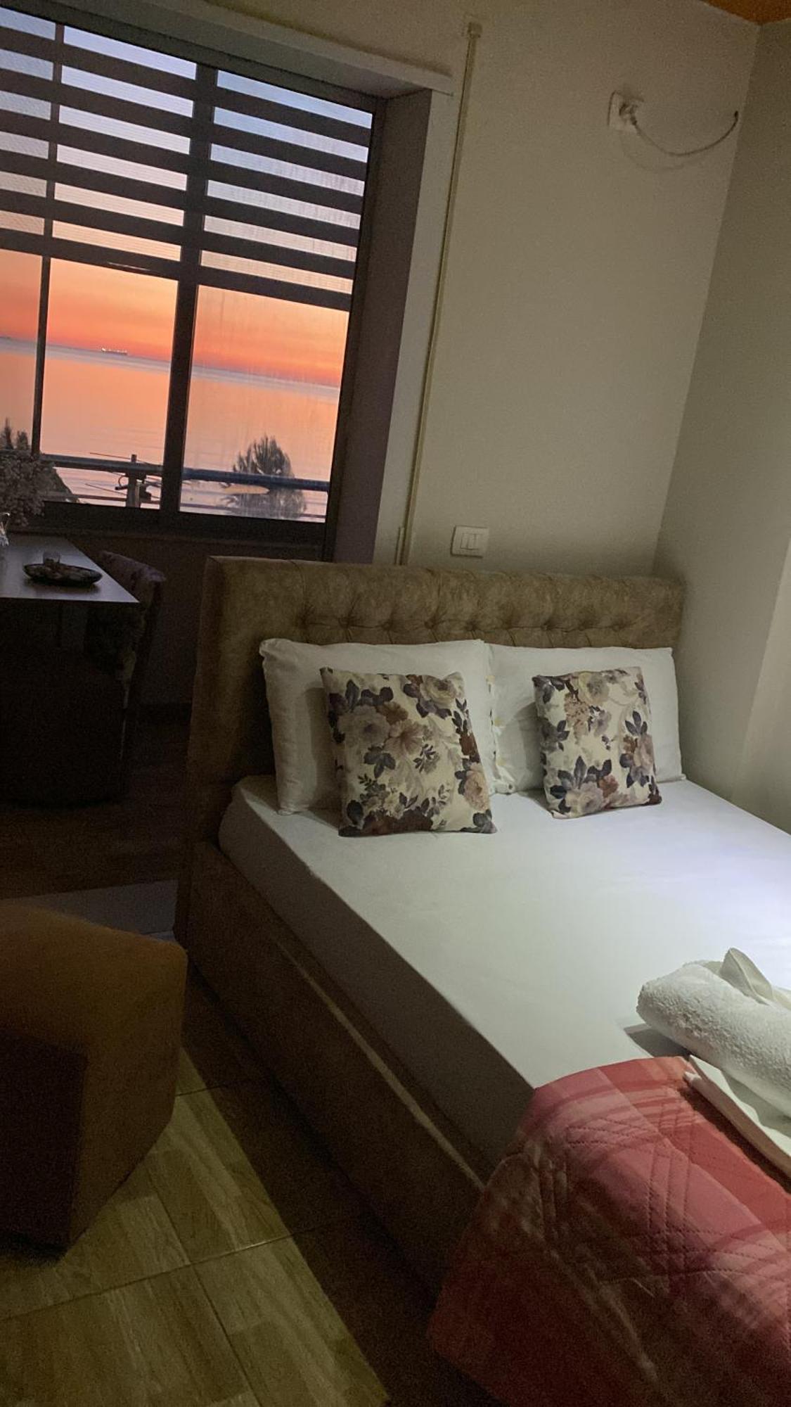 Cozy Beachfront Room Дуррес Экстерьер фото